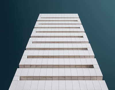 Патрик Беверли два раза бросил мяч в болельщиков Пэйсерс за скамейкой Бакс